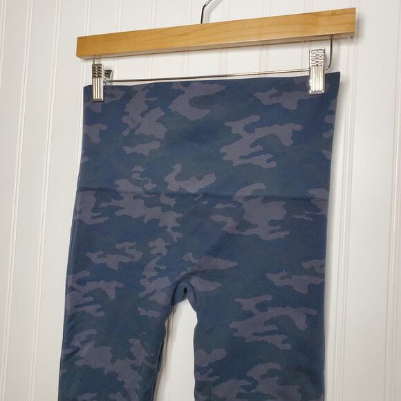 Spanx Women's Look at Me Now Seamless Cropped Leggings Size Large Black Camo - Picture 3 of 7